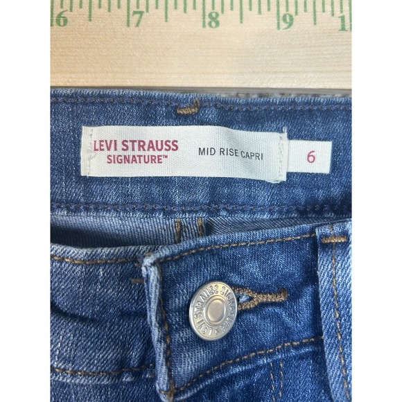 Signature Levi Strauss Medium Wash Cuffed Mid-Rise Capri Jeans Sz 6 - Picture 6 of 11